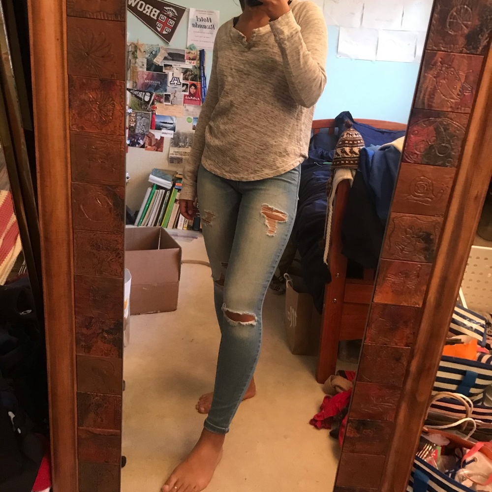 LIKE NEW Distressed Skinny Jeans